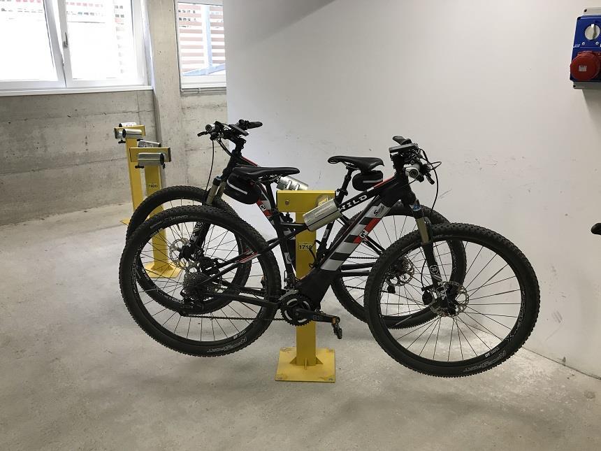 Parkplatz Und Garage Fur Motorrader Und Fahrrader Mit Bikelock Hotel Villa Franca 2020 Torbole Sul Garda